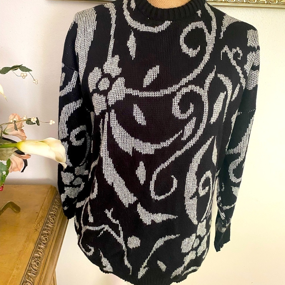 Black and White ELLEN-Du Sweater size Medium Gently used.